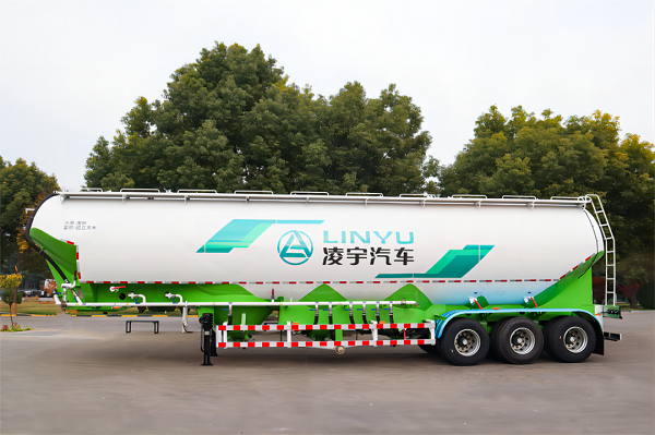 粉粒物料運(yùn)輸車的特點(diǎn)詳解！