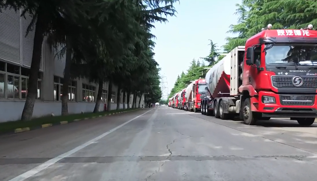 大單!100臺#粉罐半掛車 陸續(xù)發(fā)車，震撼#航拍